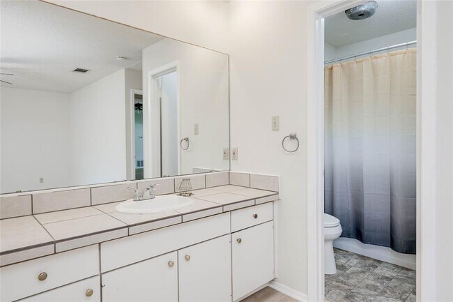 Building Photo - 1402 Meadgreen Cir