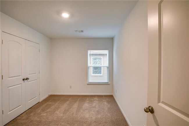 Building Photo - 617 Riverdale Dr