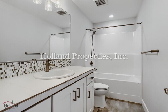 Building Photo - 3933 SE 83rd Ave