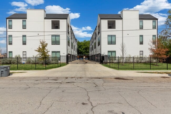 Building Photo - Gated Luxury Townhomes with yard + Roof Patio