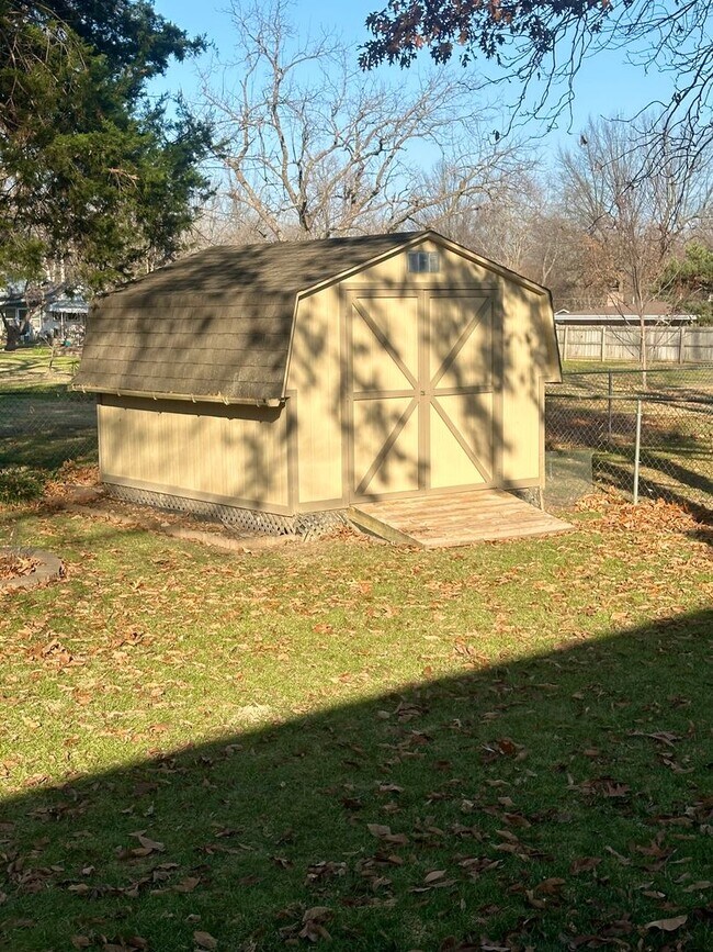 Building Photo - Charming 3 Bedroom Brick Home with Fenced Backyard