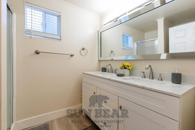 Building Photo - Bright Home in Incline!
