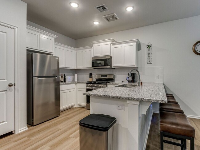 Building Photo - Cozy 3-Bed Retreat in Yukon - Fully Furnished & All Utilities Included