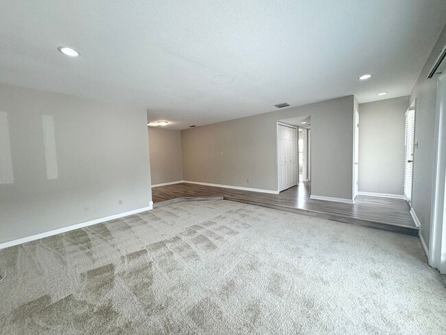 Building Photo - Audubon Park 2/2 Corner Unit Villa with La...
