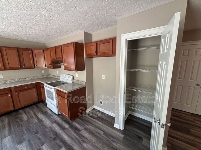 Building Photo - 1024 Golfview Dr