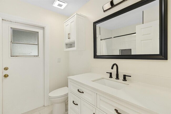 Building Photo - 2320 SW 21st St