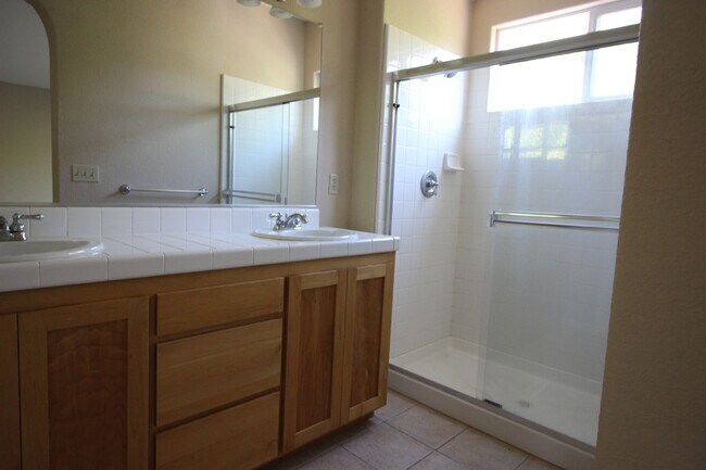 Building Photo - 4 Bedroom Home in Cloverdale
