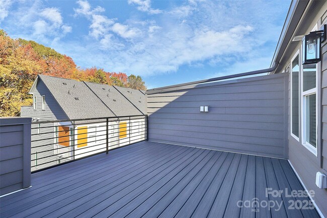 Building Photo - 338 E Cama St