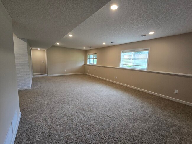 Building Photo - 16574 Elm Creek Ln