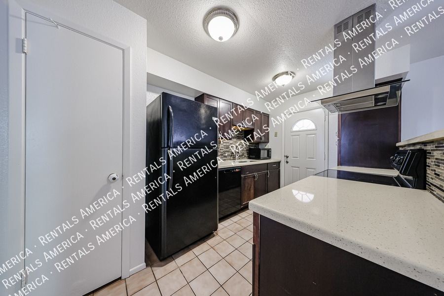 Building Photo - 2156 E Yale Dr