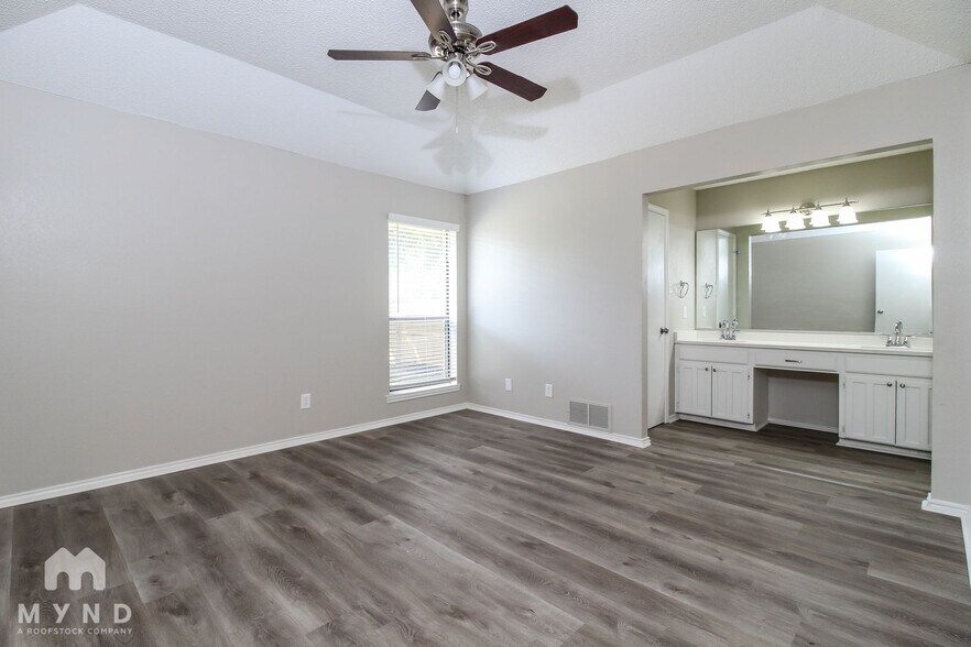 Building Photo - 6602 Glen Falls Dr