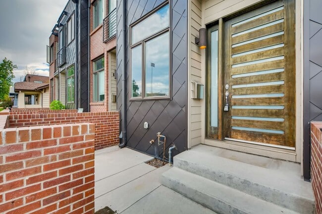 Building Photo - High Street Townhomes 3 bedroom unit with ...