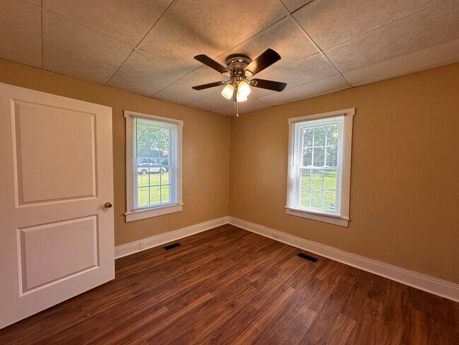 Building Photo - Charming Prospect Cottage with Spacious Yard
