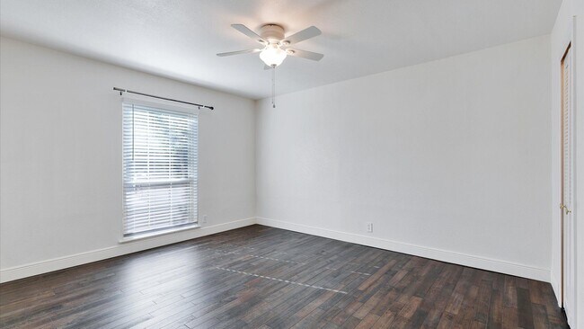 Building Photo - Stylish First-Floor Living in the Heart of San Antonio