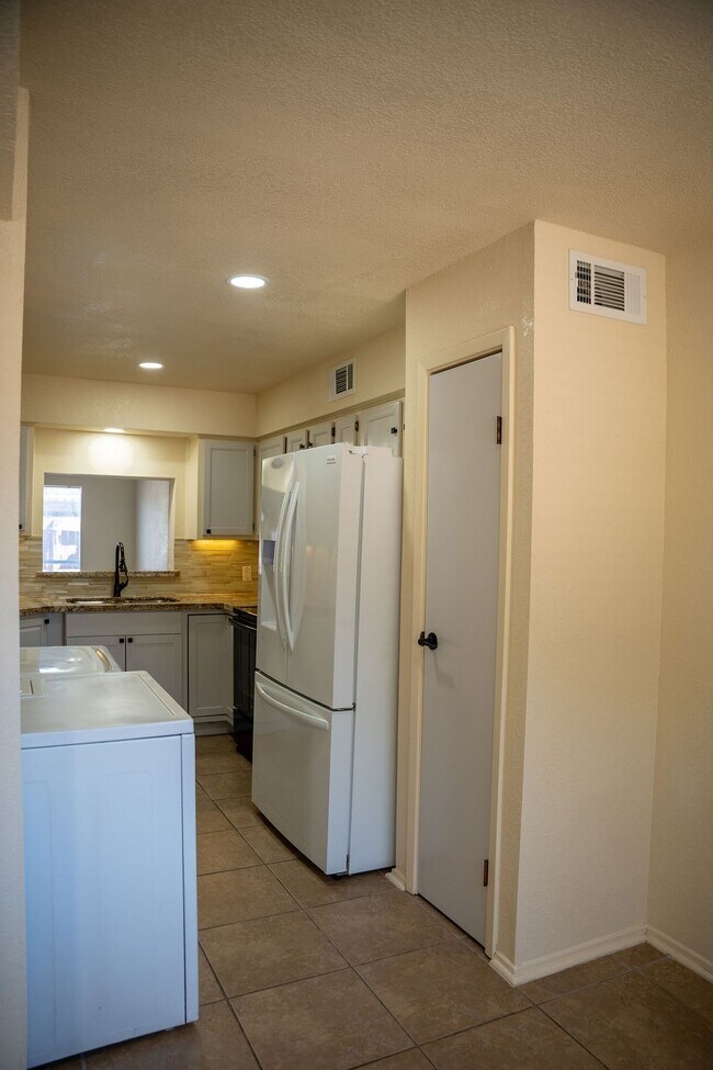 Building Photo - 6482 Alisa Ln