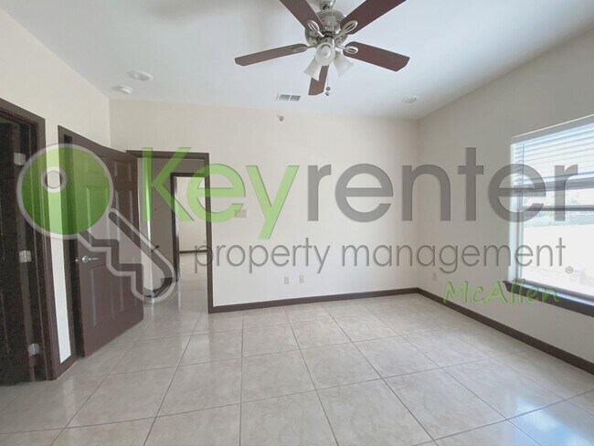 Building Photo - 2B/2.5B Townhome in gated community now av...