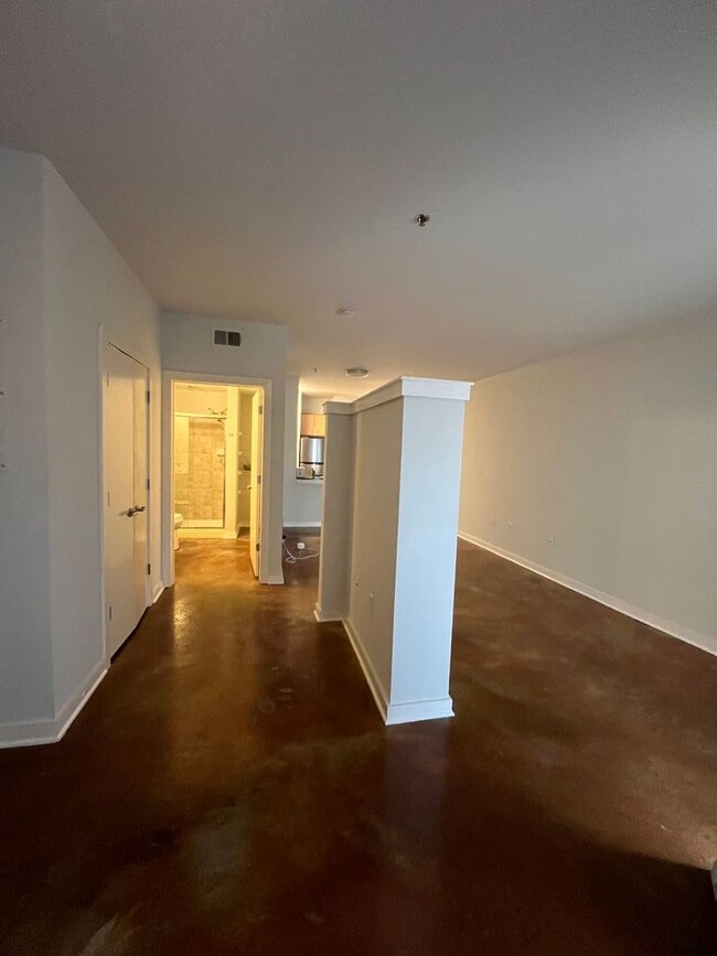 Building Photo - Urban Living at Bristol on Broadway – Walk to Vanderbilt, Studio Unit with Washer/Dryer, Assigned...