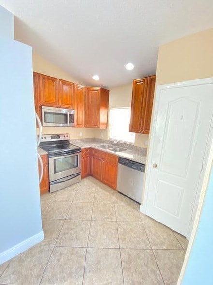 Building Photo - 4828 Cambridge St