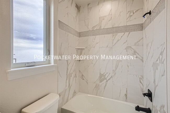 Building Photo - 1335 Baker St