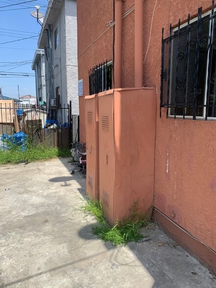 Building Photo - 9605 S Avalon Blvd