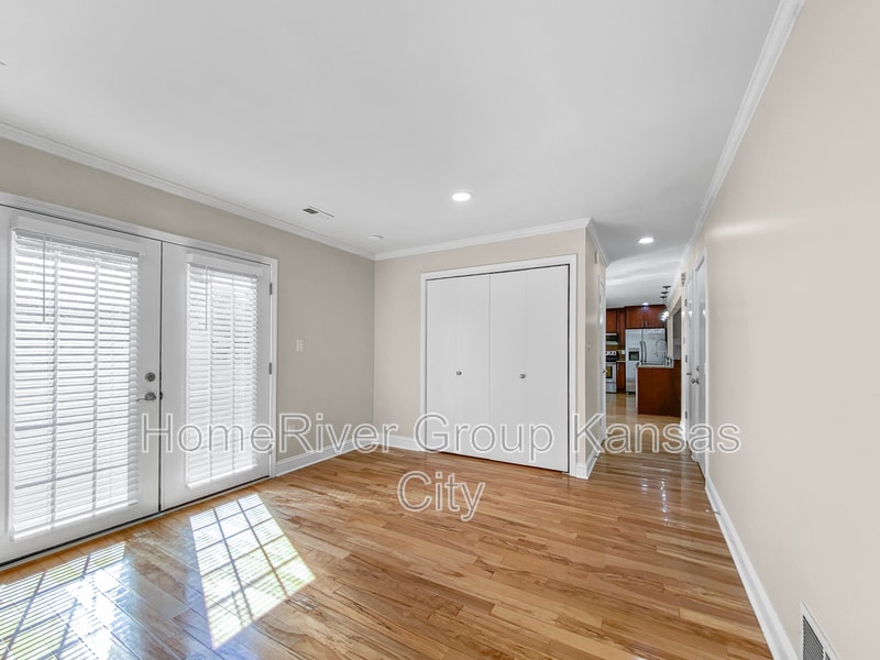 Building Photo - 304 NW 36th St Terrace