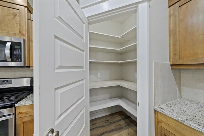Building Photo - Stylish 4-Bed + Loft Just Minutes from The...