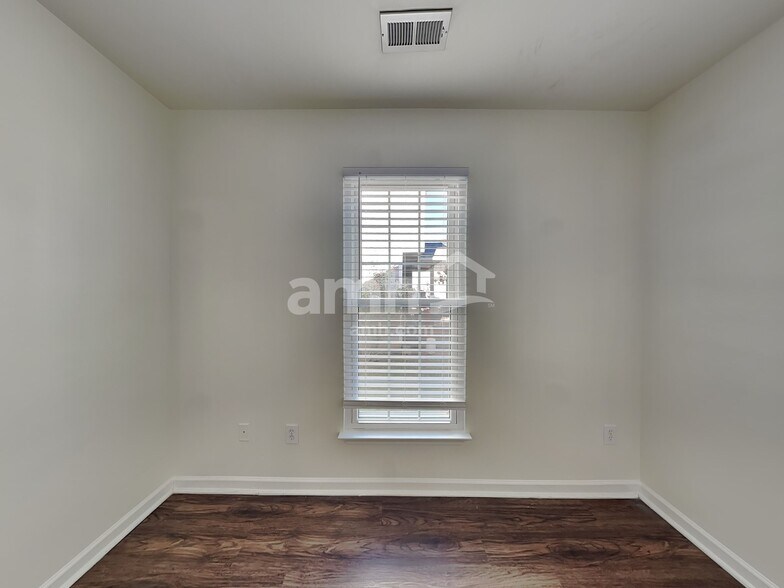 Building Photo - 127 Bathurst Ln