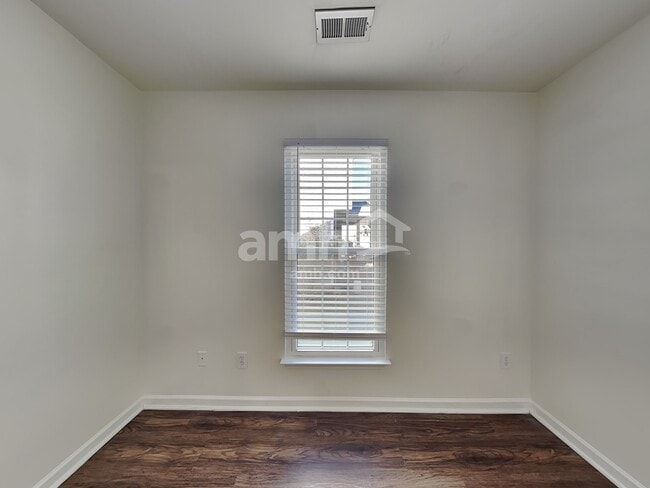 Building Photo - 127 Bathurst Ln