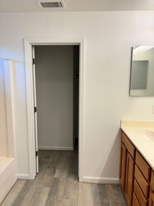 Building Photo - BEAUTIFUL, SPACIOUS,  4 BEDROOM, 2 BATHROO...
