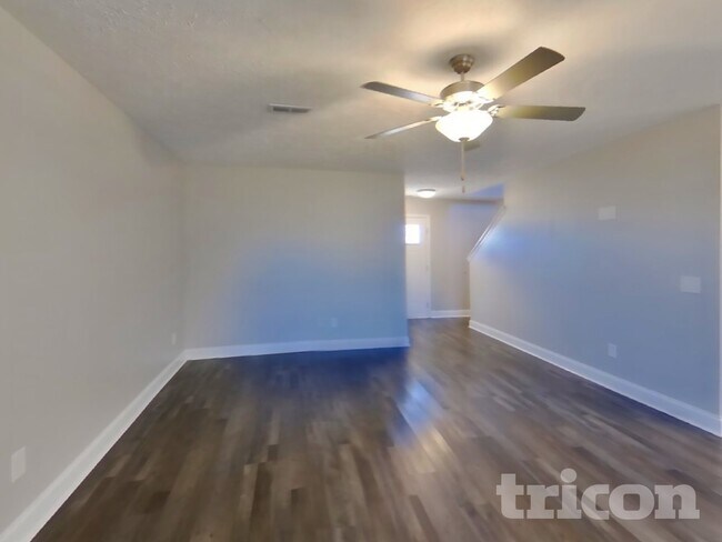 Building Photo - 716 Cedar Ln