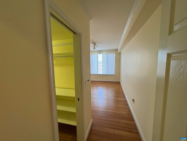 Building Photo - 500 Crestwood Dr