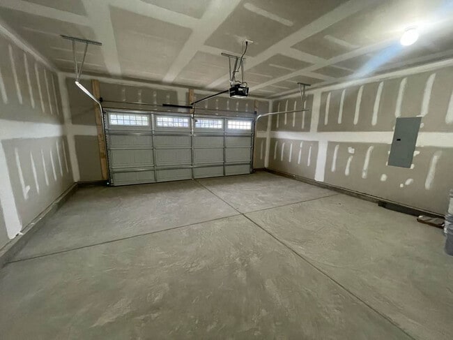 Building Photo - Room in House on Hanover Ct