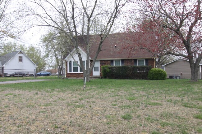 Building Photo - 4 Bedroom Pet Friendly Home For Rent Near Post!