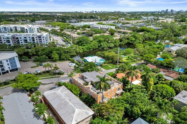 Building Photo - 624 NE 29th Dr