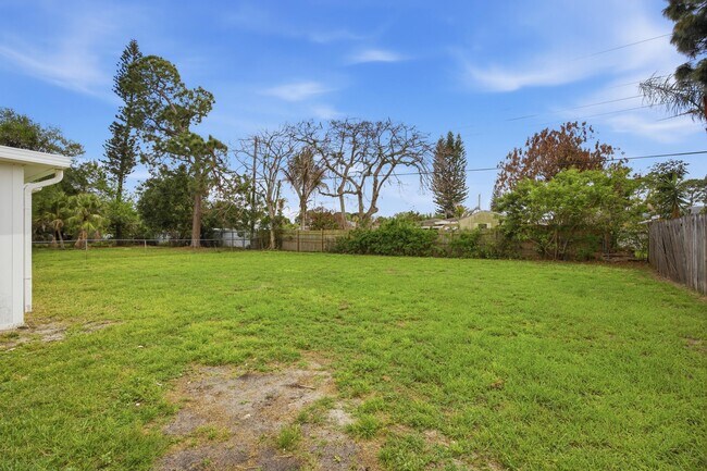 Building Photo - 226 SW Reynolds Ave