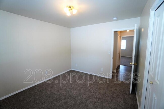 Building Photo - 452 S Jolinda Ave