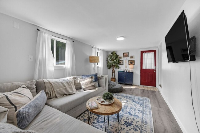Building Photo - Cozy 2-Bedroom, 1 Bath Apartment in Plymou...