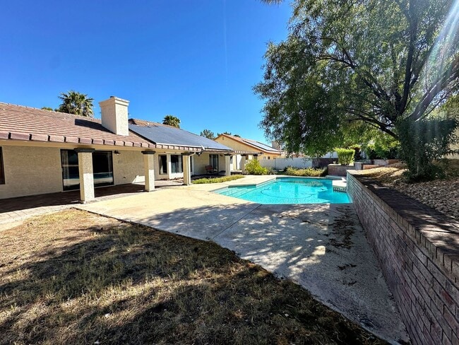 Building Photo - Green Valley Luxury Single Story: Pool, Putting Green, & 4 Bedrooms