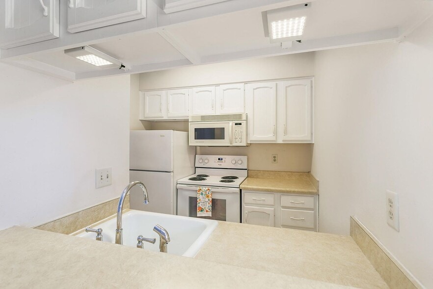 Kitchen over breakfast bar view - 32 Coventry Ln