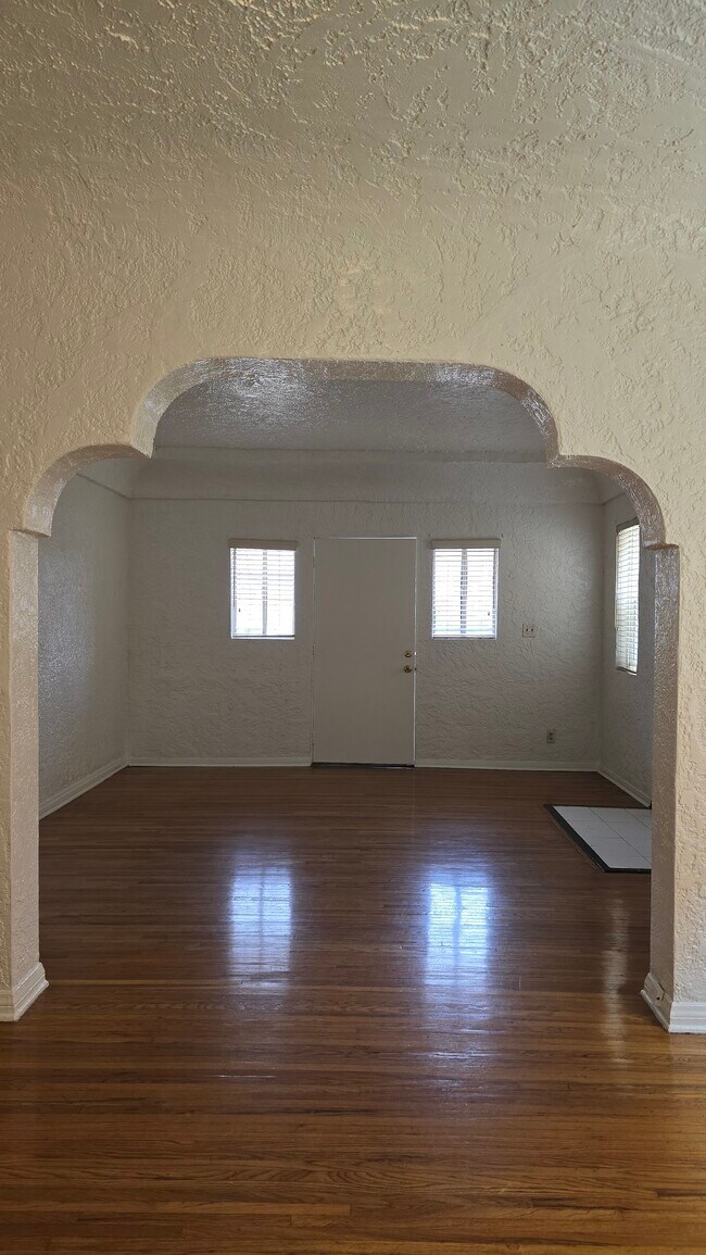 Building Photo - 2621 Wellington Rd