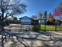 Building Photo - Charming 4 bedrooms, 2 baths home located in a quiet neighborhood.