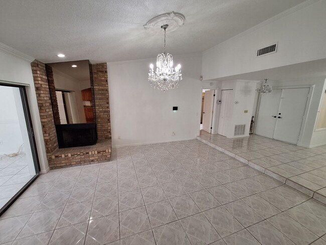 Building Photo - Spacious 4-Bed, 3-Bath Belle Isle Home wit...