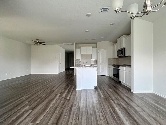 Building Photo - 180 Pivot Dr