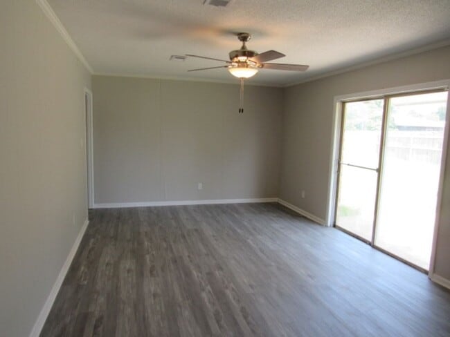 Building Photo - Convenient Northeast location!