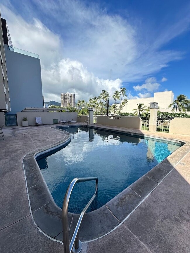 Building Photo - Roya Court Furnished 1 bed, 1 ba, 1 parkin...