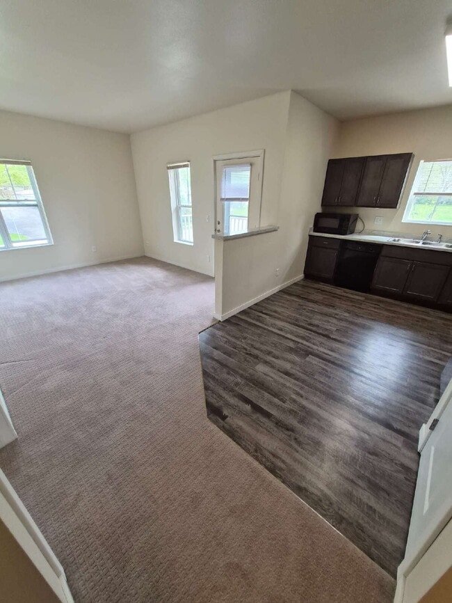Building Photo - 2 Bedroom | 1 Bathroom 2nd Floor Apartment Available RIGHT NOW!