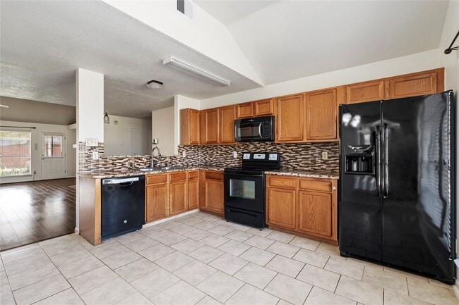 Building Photo - 806 N Willow Dr