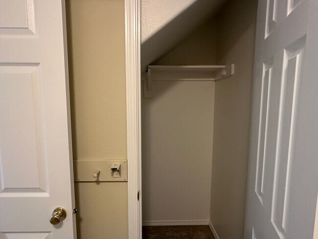 Building Photo - Spacious 3 Bedroom + 1 Bonus Room, 2 Bath House!