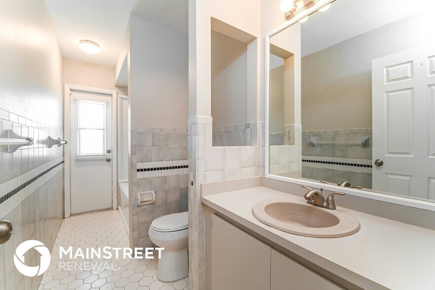 Building Photo - 17609 Brentwood Ct