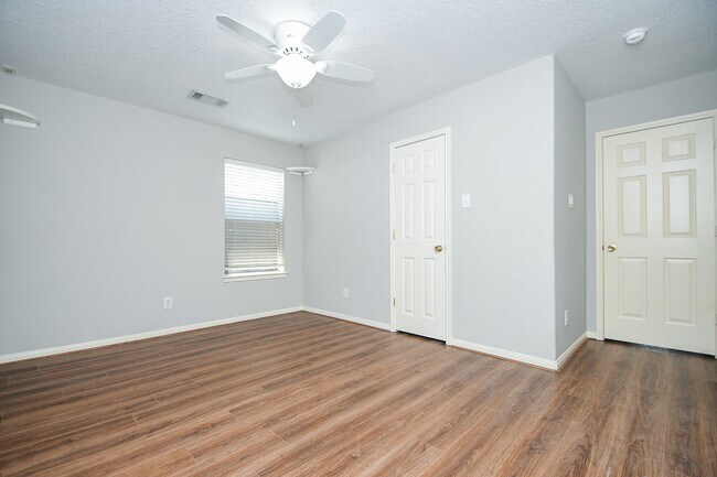 Building Photo - 707 New Pines Dr